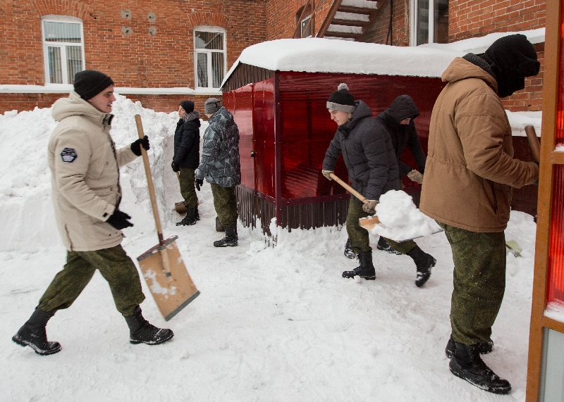Студенты ИВО приняли участие по уборке территории после сильнейшего снегопада