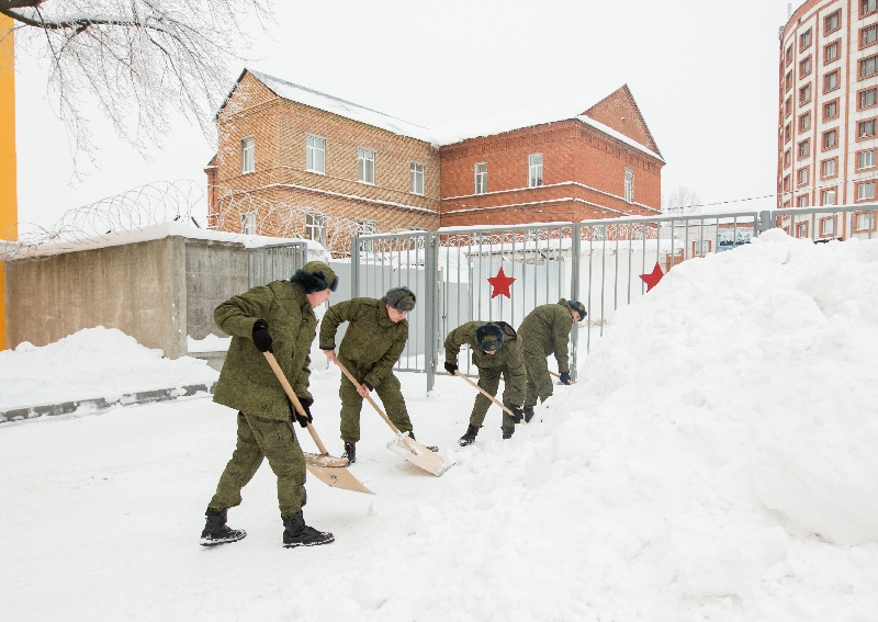 Студенты ИВО приняли участие по уборке территории после сильнейшего снегопада