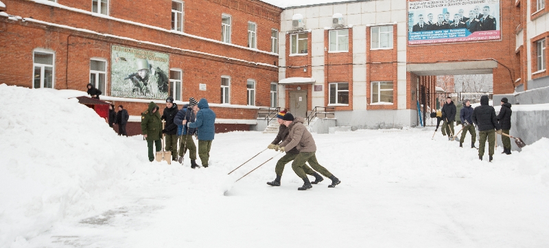 Студенты ИВО приняли участие по уборке территории после сильнейшего снегопада